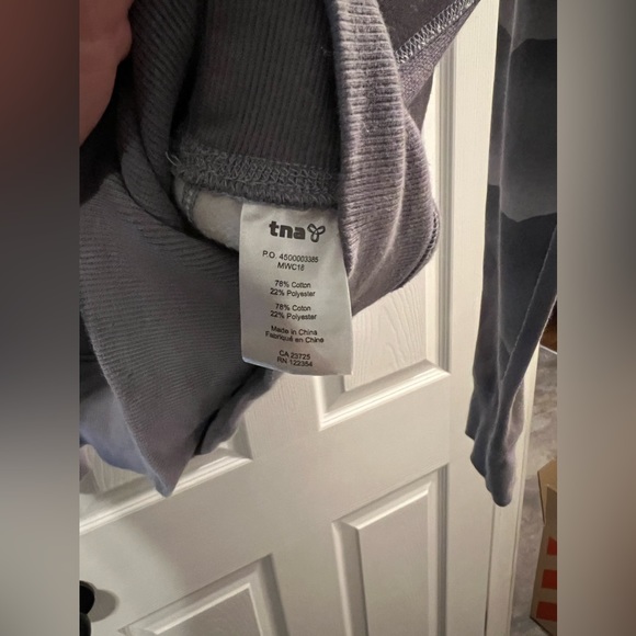 TNA mountain hoodie size XL. Fits on the smaller size for xl - Picture 5 of 5